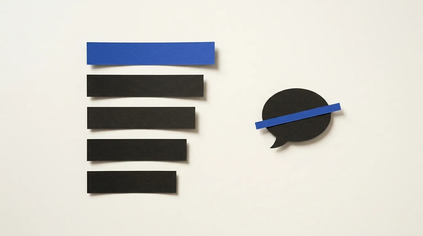 Links fünf Papierstreifen untereinander wie eine Ergebnisliste, der oberste blau; rechts eine schwarze Sprechblase mit einem blauen Streifen darüber.